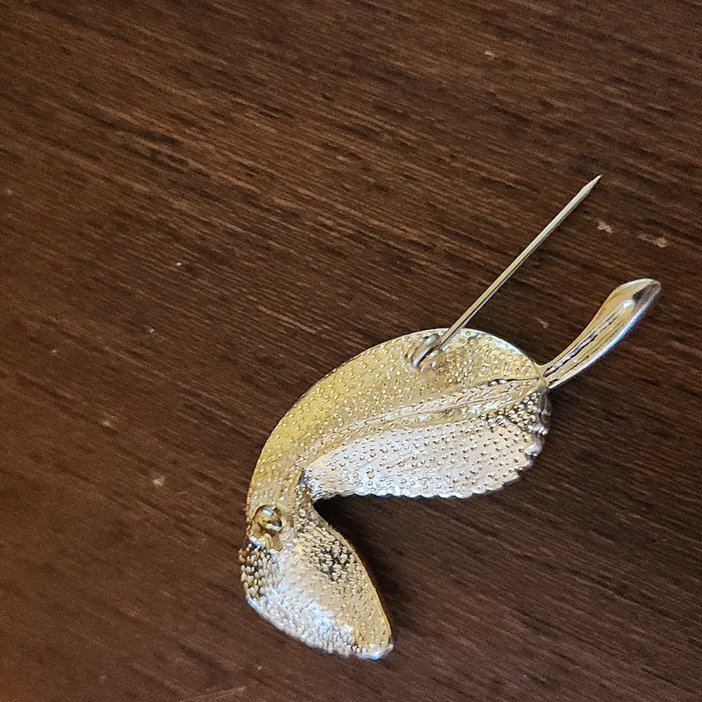 Pretty Rhinestone Leaf Brooch - Picture 2 of 3